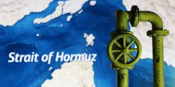 호르무즈 해협 지도에 송유관 3D 이미지 합성. [로이터]