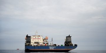 호르무즈 해협 해상에 머물러 있는 선박 [로이터]