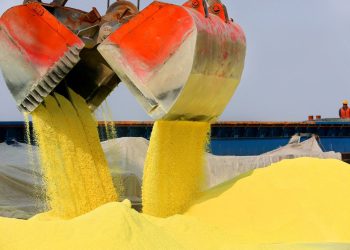 중국 난통의 항구에서 황을 쏟아붓고 있다. [로이터]