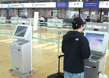 한 고객이 인천공항 대한항공 카운터에서 체크인하고 있다. [연합뉴스]