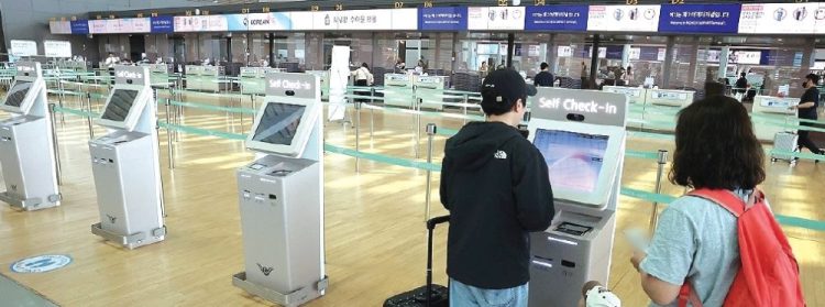 한 고객이 인천공항 대한항공 카운터에서 체크인하고 있다. [연합뉴스]