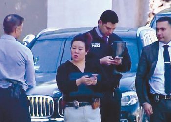 LAPD 밸리지부 소속 샤론 김(왼쪽 두 번째) 형사가 동료들과 사건현장에서 수사를 하고 있다. [LEAAP페이스북]