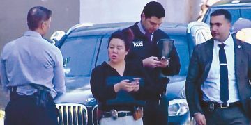 LAPD 밸리지부 소속 샤론 김(왼쪽 두 번째) 형사가 동료들과 사건현장에서 수사를 하고 있다. [LEAAP페이스북]