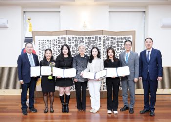 지난 2025년 강경화 주미대사가 재미한인장학기금 장학생으로 선발된 워싱턴 지역 학생들을 대사관으로 초청해 장학금 수여식을 열었다. [주미대사관 제공]