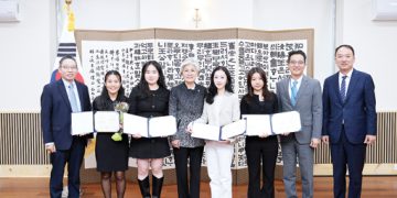 지난 2025년 강경화 주미대사가 재미한인장학기금 장학생으로 선발된 워싱턴 지역 학생들을 대사관으로 초청해 장학금 수여식을 열었다. [주미대사관 제공]