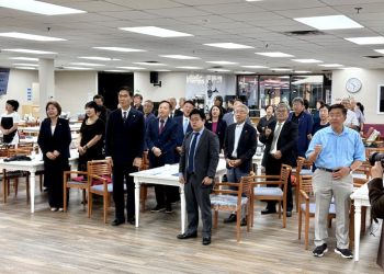 17일 무지개 시니어센터에서 열린 광주민주화운동 기념식에서 참석자들이 ‘임을 위한 행진곡’을 부르고 있다.  윤지아 기자.