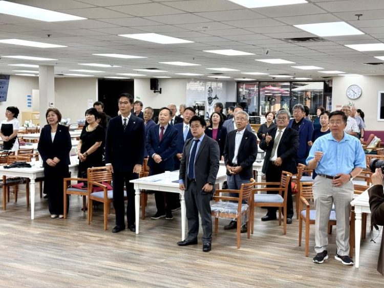 17일 무지개 시니어센터에서 열린 광주민주화운동 기념식에서 참석자들이 ‘임을 위한 행진곡’을 부르고 있다. 윤지아 기자.