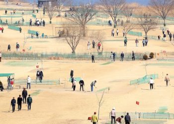 스포츠 산업으로 자리매김한 파크골프. 올바르게 성장하기 위한 과제도 많다. 사진은 부산 대저생태공원의 파크골프장. [뉴스1]