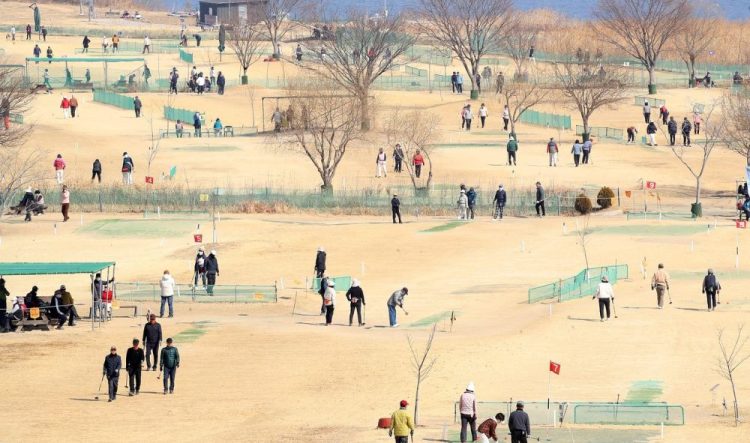 스포츠 산업으로 자리매김한 파크골프. 올바르게 성장하기 위한 과제도 많다. 사진은 부산 대저생태공원의 파크골프장. [뉴스1]
