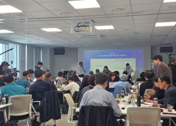 8일 오픈AI와 데이원컴퍼니가 어버이날을 맞아 개최한 인공지능(AI) 교육 행사에서 시니어 수강생들이 코덱스(Codex) 실습을 하고 있다. 서지원 기자