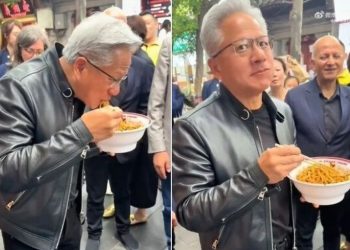 젠슨 황 엔비디아 최고경영자(CEO)가 중국 베이징 한 식당 앞에서 볶음면을 먹고 있는 모습. 사진 웨이보 캡처