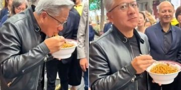 젠슨 황 엔비디아 최고경영자(CEO)가 중국 베이징 한 식당 앞에서 볶음면을 먹고 있는 모습. 사진 웨이보 캡처