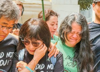 지난 2일 LA 연방법원 청사와 LA시청 앞에서 열린 고 양용씨 2주기 추모집회에서 양씨의 아버지 양민 박사(맨 왼쪽)와 어머니 양명숙씨(왼쪽 두 번째)가 오열하고 있다. 가족과 참석자들이 양씨를 위로하는 모습. 김상진 기자