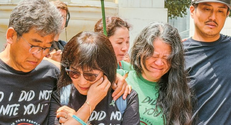 지난 2일 LA 연방법원 청사와 LA시청 앞에서 열린 고 양용씨 2주기 추모집회에서 양씨의 아버지 양민 박사(맨 왼쪽)와 어머니 양명숙씨(왼쪽 두 번째)가 오열하고 있다. 가족과 참석자들이 양씨를 위로하는 모습. 김상진 기자
