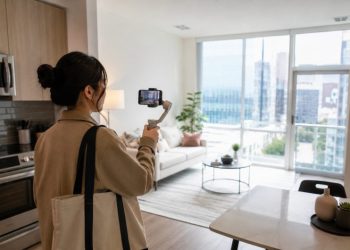 LA 렌트 시장에서 직접 매물을 찾아 영상 투어까지 제공하는 이른바 ‘아파트 스카우트’가 젊은 세대를 중심으로 빠르게 확산하고 있다. [AI 생성 이미지]