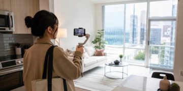 LA 렌트 시장에서 직접 매물을 찾아 영상 투어까지 제공하는 이른바 ‘아파트 스카우트’가 젊은 세대를 중심으로 빠르게 확산하고 있다. [AI 생성 이미지]