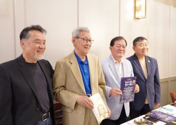 7일 (왼쪽부터) 제임스 송 미션아가페 회장, 권명오 전 이사장, 홍육기 중앙대 동문회장, 최주환 한국학교 이사장이 한자리에 섰다. 장채원 기자