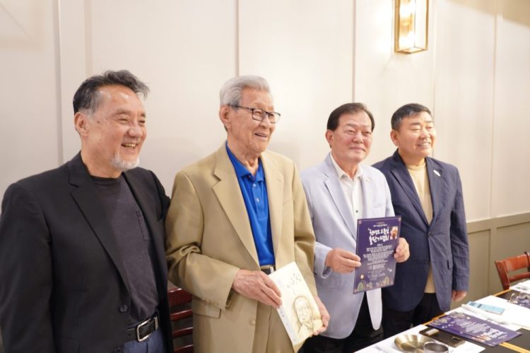 7일 (왼쪽부터) 제임스 송 미션아가페 회장, 권명오 전 이사장, 홍육기 중앙대 동문회장, 최주환 한국학교 이사장이 한자리에 섰다. 장채원 기자