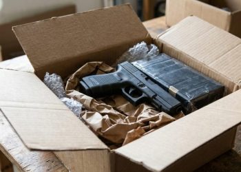 연방우정국(USPS)이 권총의 우편 발송을 허용하는 방안을 검토하면서 논란이 일고 있다. 이미지 사진. [AI 생성 이미지]