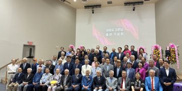 둘루스 아틀란타 한인교회에서 열린 ‘코리언 아메리칸 아리랑’ 출판기념회에서 참석자들이 한 자리에 모였다. 장채원 기자