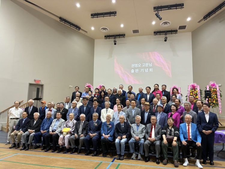 둘루스 아틀란타 한인교회에서 열린 ‘코리언 아메리칸 아리랑’ 출판기념회에서 참석자들이 한 자리에 모였다. 장채원 기자