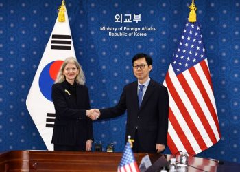 2025년 10월 10일 박윤주 외교부 1차관과 앨리슨 후커 미국 국무부 정무차관이 서울 종로구 외교부 청사에서 열린 한미 외교차관 전략대화에서 악수하고 있다. [연합뉴스 사진]