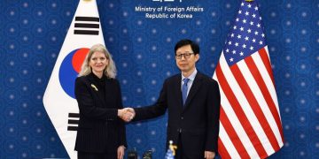 2025년 10월 10일 박윤주 외교부 1차관과 앨리슨 후커 미국 국무부 정무차관이 서울 종로구 외교부 청사에서 열린 한미 외교차관 전략대화에서 악수하고 있다. [연합뉴스 사진]