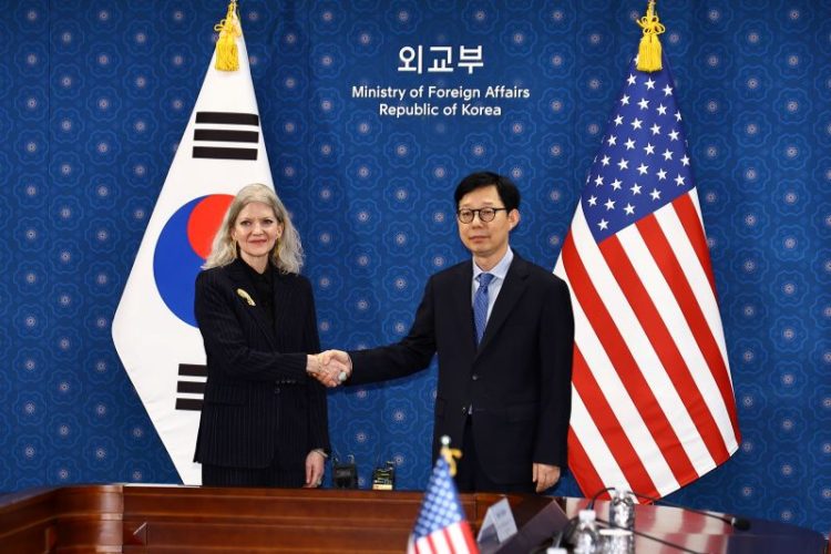 2025년 10월 10일 박윤주 외교부 1차관과 앨리슨 후커 미국 국무부 정무차관이 서울 종로구 외교부 청사에서 열린 한미 외교차관 전략대화에서 악수하고 있다. [연합뉴스 사진]