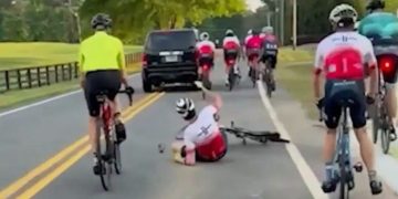 미국 조지아주에서 자전거 라이딩을 하던 동호회원들을 들이받고 달아난 70대 남성 제리 웨인 로스가 체포됐다. 사진은 사건 발생 당시 장면. 사진 FOX5 캡처
