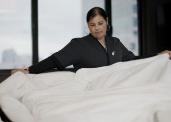 뉴욕 맨해튼의 한 호텔에서 하우스키퍼가 객실 침대를 정리하고 있다. 뉴욕 호텔 노조는 최근 호텔 노동자 임금 50% 인상안을 포함한 새 단체협약에 잠정 합의했다. 사진 hotelworkers.org 제공