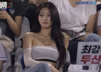 '야구장 여신'으로 소문이 난 여성의 사진. AI로 드러났다. 커뮤니티 캡쳐