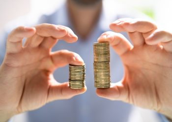 대기업 최고경영자(CEO)들의 연봉이 지난해 또다시 큰 폭으로 뛰면서 일반 직원과의 임금 격차가 갈수록 벌어지고 있다. [출처 셔터스톡]