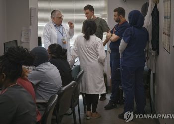뉴욕 브루클린의 브룩데일 대학병원에서 레지던트들이 교수와 대화를 나누고 있다. AP=연합뉴스