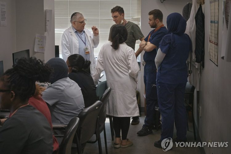 뉴욕 브루클린의 브룩데일 대학병원에서 레지던트들이 교수와 대화를 나누고 있다. AP=연합뉴스