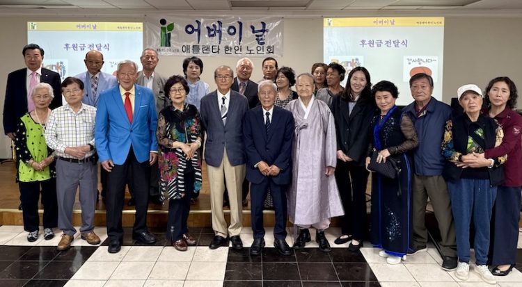 노인회 임원들과 어버이날 행사 참석자들이 기념사진을 찍었다. 윤지아 기자.