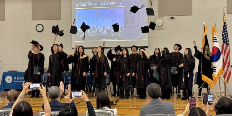 2026년 한국학교 졸업생들이 학사모를 던졌다. 윤지아 기자.