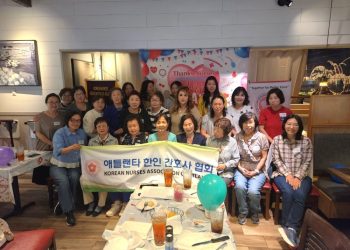 모임 참석자들이 한자리에 모여 단체사진을 찍었다.