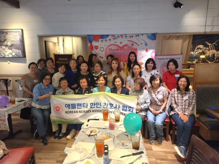 모임 참석자들이 한자리에 모여 단체사진을 찍었다.
