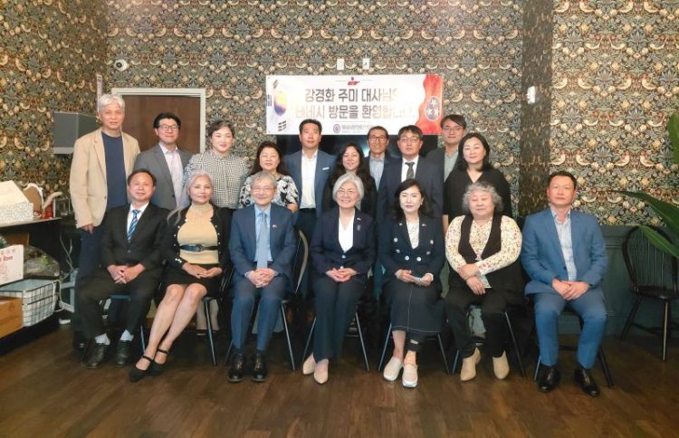 강경화 대사는 18일 테네시주 내슈빌 소재 온다 한식당에서 한인들과 간담회를 가졌다.