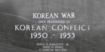 귀넷 카운티 정부가 수정한 전쟁 기념비의 '한국 전쟁' 명칭.