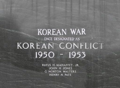 귀넷 카운티 정부가 수정한 전쟁 기념비의 '한국 전쟁' 명칭.