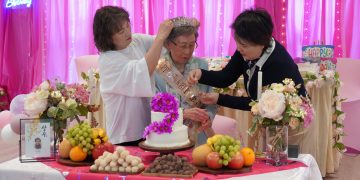 김수경 라이프케어 대표(오른쪽)가 안형옥 어르신에게 100세 생신 축하 선물로 금팔찌를 건네고 있다.
