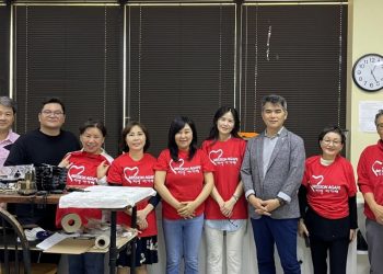 리스타트 바리스타 1기 졸업생들이 미션아가페 유니폼을 입고 단체 사진을 찍었다.