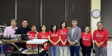 리스타트 바리스타 1기 졸업생들이 미션아가페 유니폼을 입고 단체 사진을 찍었다.