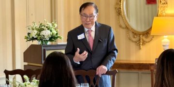 지난 1일 체로키 타운 앤 컨트리 클럽에서 열린 '위대한 미국 장학재단' 장학금 수여식에서 박 회장이 장학생들을 격려하고 있다. 윤지아 기자.