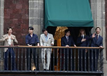 BTS 멤버들이 6일 멕시코 멕시코시티 국립궁전 발코니에서 팬들에게 인사하고 있다. BTS는 월드투어 ‘아리랑(ARIRANG)’ 멕시코 공연을 앞두고 대통령궁을 방문했다. [로이터]