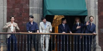 BTS 멤버들이 6일 멕시코 멕시코시티 국립궁전 발코니에서 팬들에게 인사하고 있다. BTS는 월드투어 ‘아리랑(ARIRANG)’ 멕시코 공연을 앞두고 대통령궁을 방문했다. [로이터]