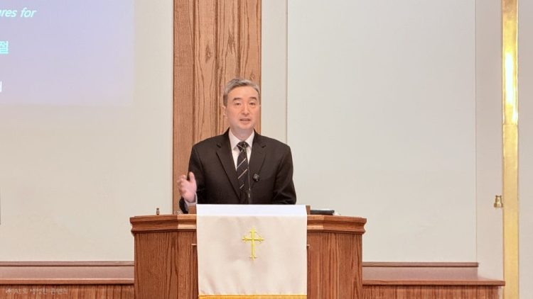 김종민 담임목사가 3일 성전 이전 감사예배 중 설교하고 있다.