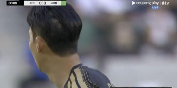 최근 경기 중계화면에 포착된 손흥민의 뒷모습. 사진 온라인 커뮤니티 캡처