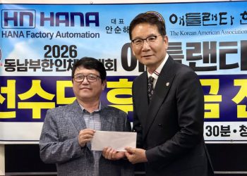 안순해 대표(왼쪽)가 박은석 회장에게 후원금을 전달하고 있다. 윤지아 기자.